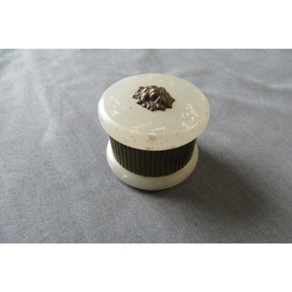 VTG Round Alabaster With Copper/Brass Accents Lions Head Trinket Box - Picture 1 of 6